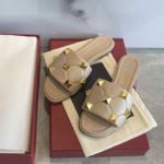 Фото Шлепанцы Valentino Rockstud V3894