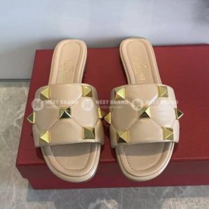 Фото Шлепанцы Valentino Rockstud V3894